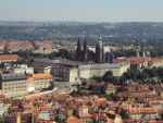 Praga - widok na wzgórze zamkowe z wiezy widokowej Pietrin (Czechy)