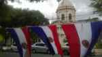 Flagi Paragwaju. W tle Panteon w Asuncion. (Paragwaj)