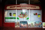 Obrazy grupy Janowskiej pod sklepem ogólnospożywczym