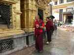 Modlitwa mnichów buddyjskich przed kapliczkami, Katmandu (Nepal)